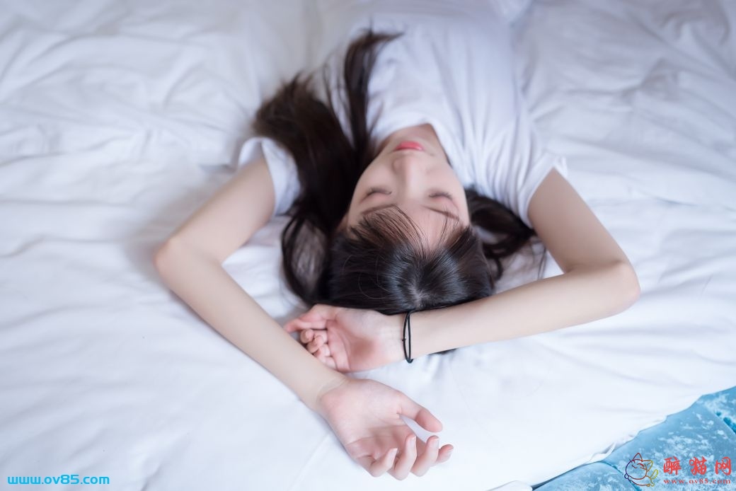 图片[33]-牛仔短裤配上白色短袖的小姐姐简直美的不要不要的-醉猫网 - 专注于美图分享-www.ov85.com
