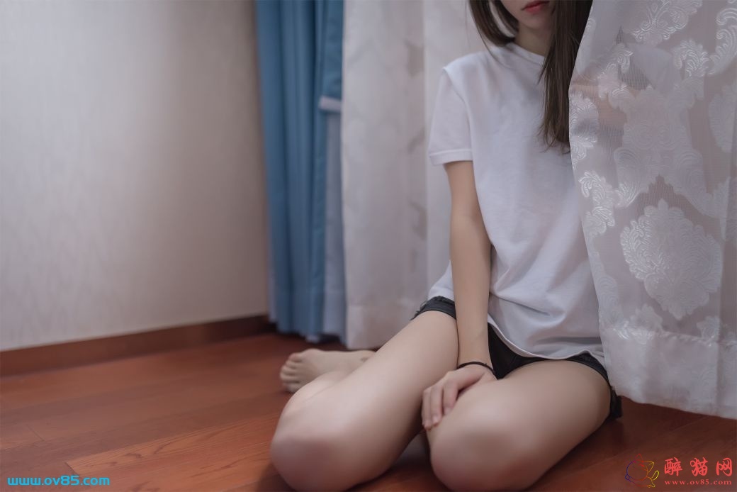 图片[27]-牛仔短裤配上白色短袖的小姐姐简直美的不要不要的-醉猫网 - 专注于美图分享-www.ov85.com