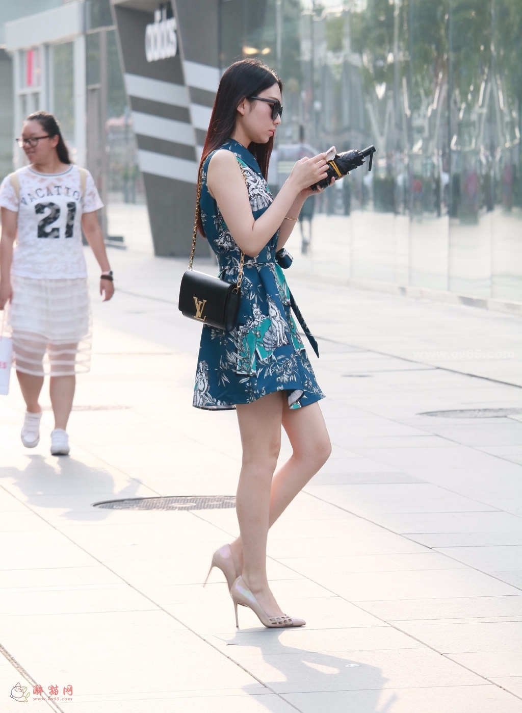 图片[3]-自信长腿美女，这腿配上这高跟鞋真是棒棒哒-醉猫网 - 专注于美图分享-www.ov85.com