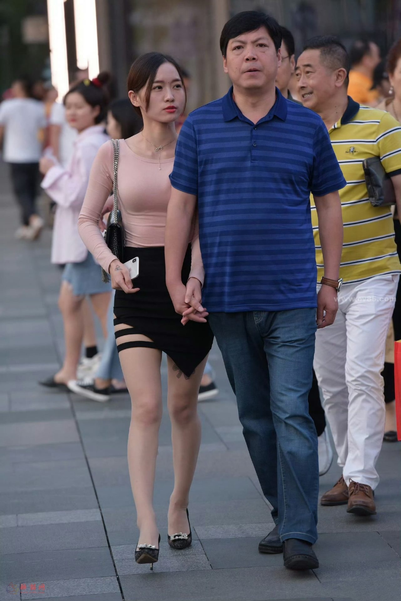 图片[5]-黑色吊带包臀裙和领导手牵手逛街-醉猫网 - 专注于美图分享-www.ov85.com