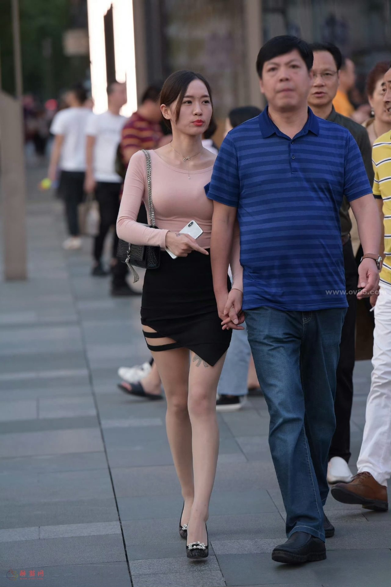 图片[9]-黑色吊带包臀裙和领导手牵手逛街-醉猫网 - 专注于美图分享-www.ov85.com