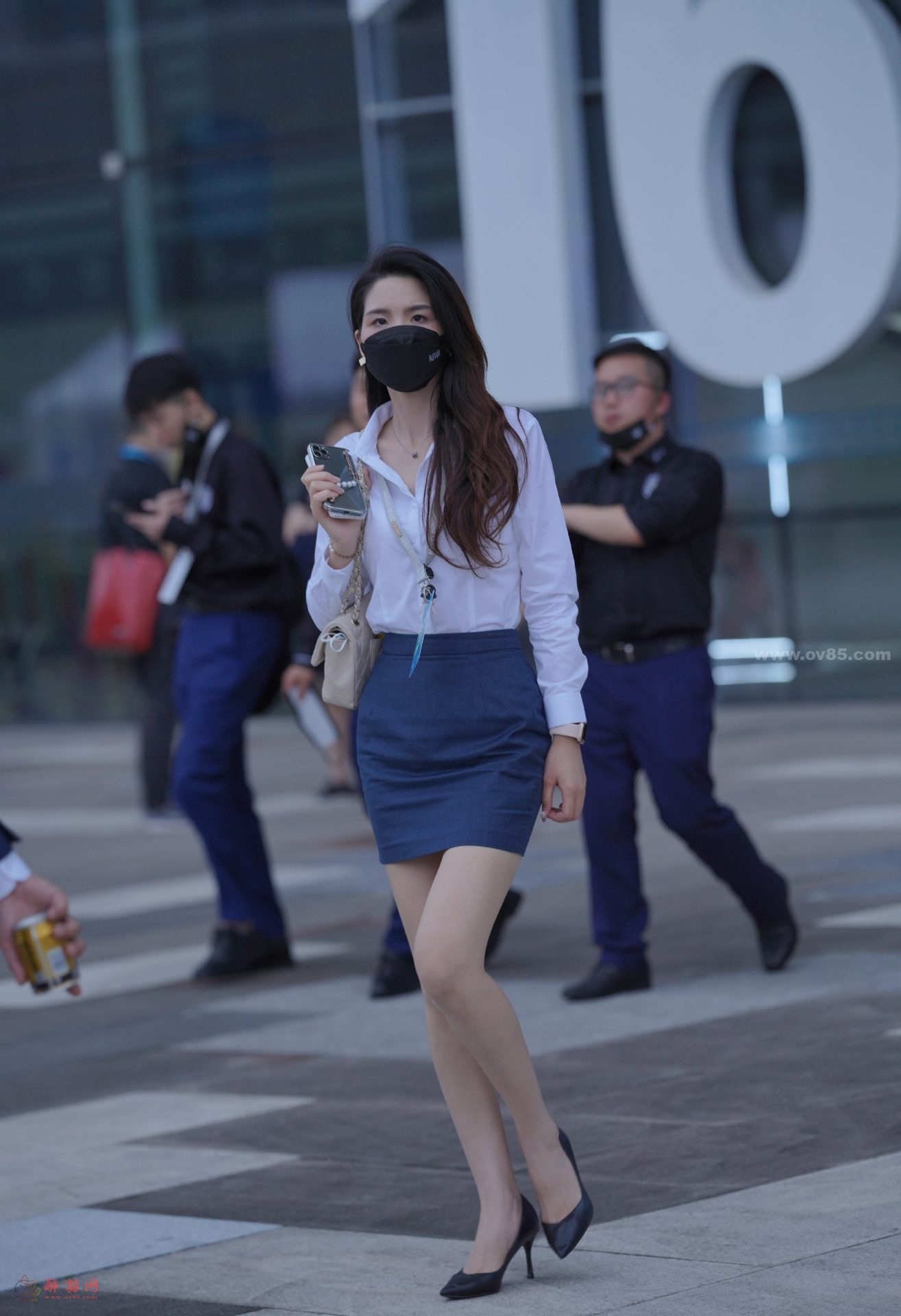 有气质的小姐姐穿着职业装还带着口罩-醉猫网 - 专注于美图分享-www.ov85.com