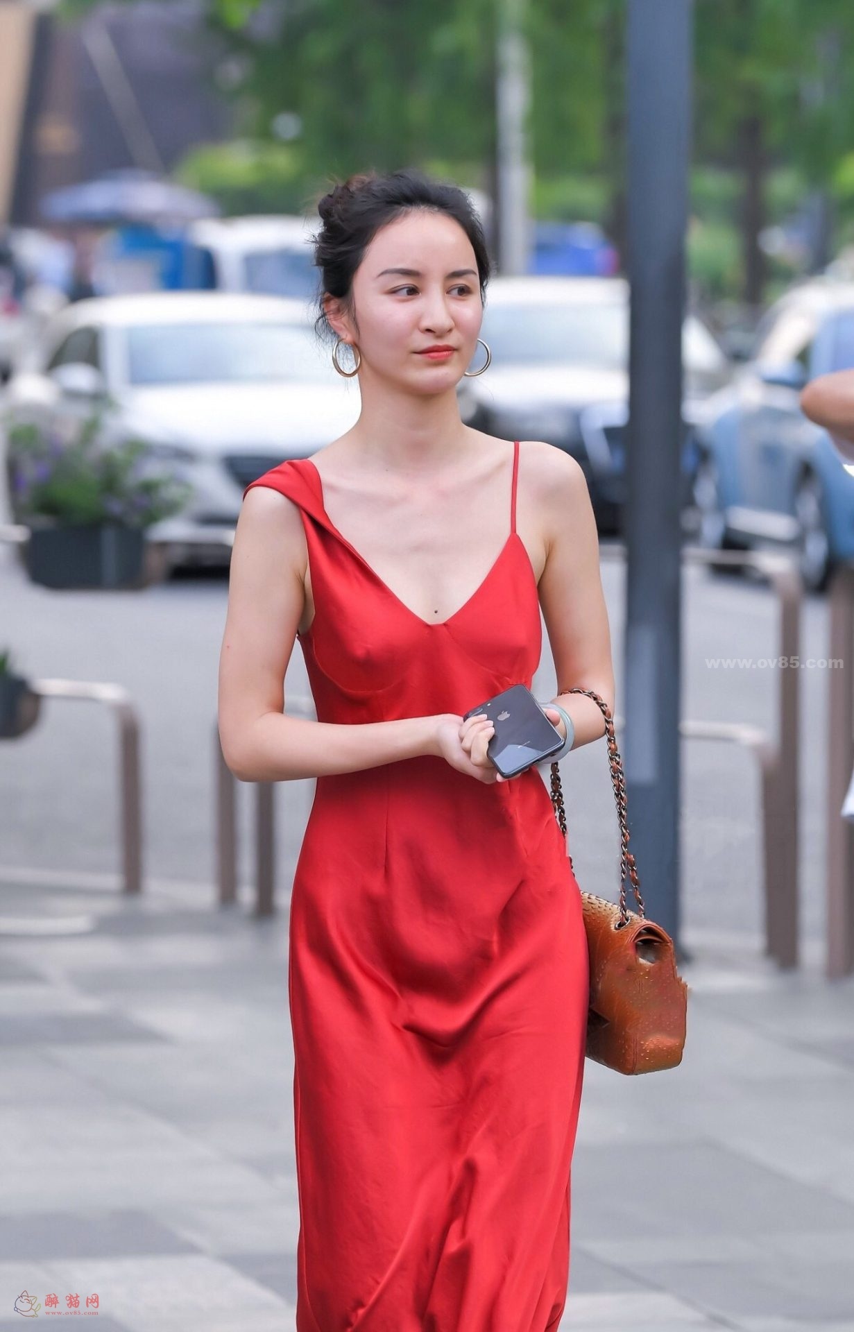 图片[4]-红色连衣裙的小姐姐也太平了吧-醉猫网 - 专注于美图分享-www.ov85.com