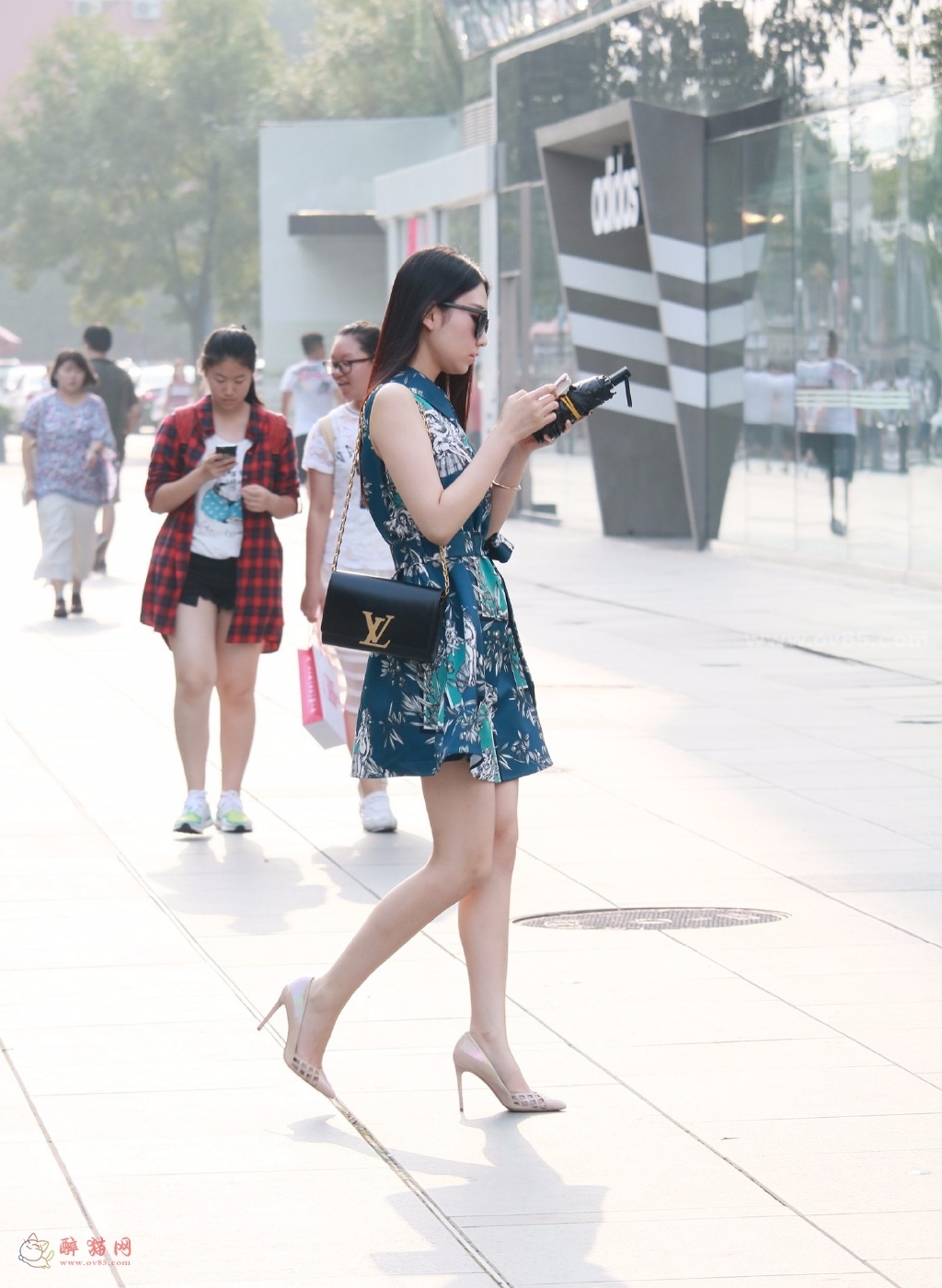 图片[1]-自信长腿美女，这腿配上这高跟鞋真是棒棒哒-醉猫网 - 专注于美图分享-www.ov85.com