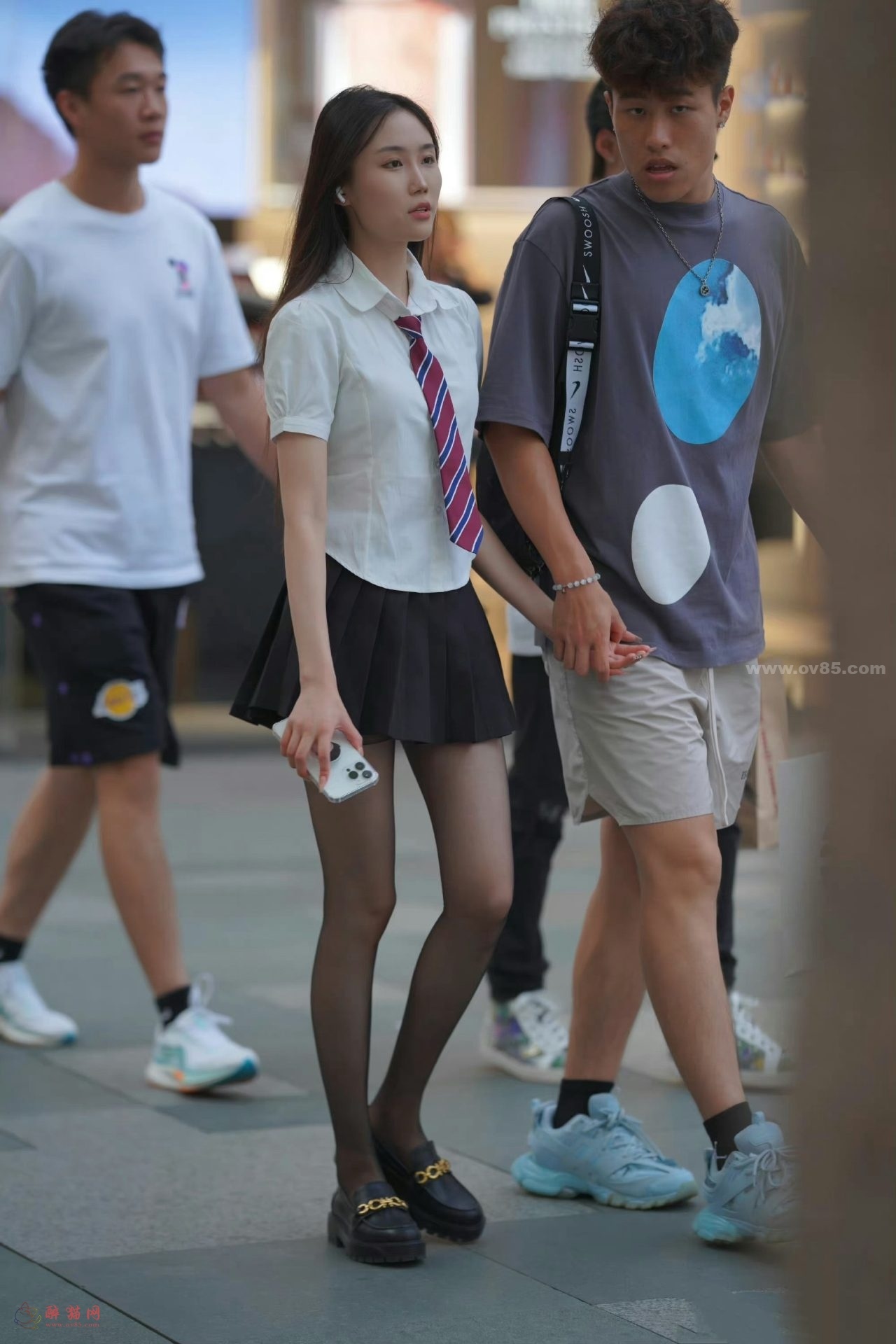 图片[1]-黑色丝袜豆豆鞋超短JK逛街了-醉猫网 - 专注于美图分享-www.ov85.com