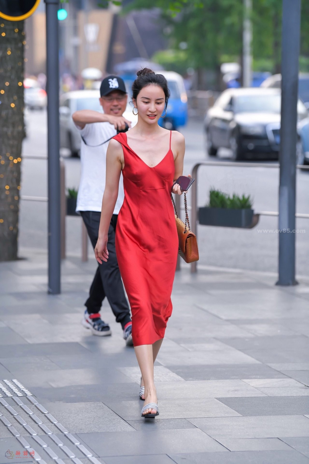 图片[1]-红色连衣裙的小姐姐也太平了吧-醉猫网 - 专注于美图分享-www.ov85.com